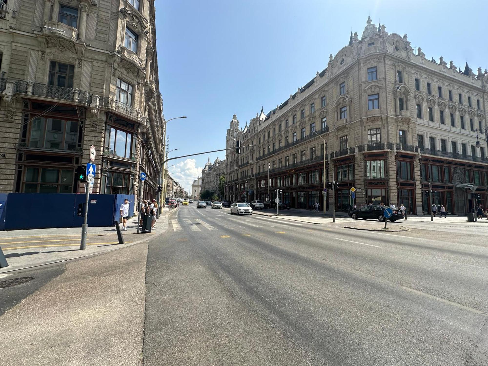 Bright Apartment In The Most Beautiful Street Of Budapest Vaci Street, Fashion Street ブダペスト エクステリア 写真
