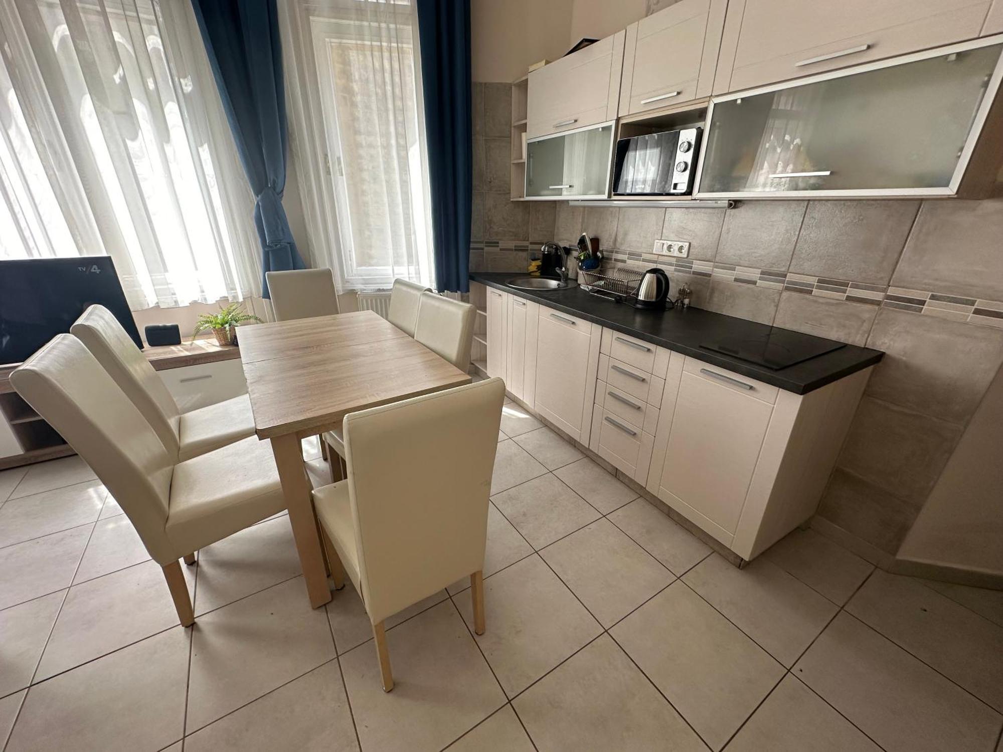 Bright Apartment In The Most Beautiful Street Of Budapest Vaci Street, Fashion Street ブダペスト エクステリア 写真